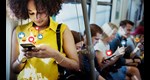 Menschen im Zug nutzen soziale Medien auf ihrem Smartphone.